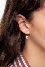 ⁦كو Bimba Y Lola أقراط دائرية بشعار المينا أبيض 24BTV4830 مُكَمِّلات⁩ - الصورة ⁦2⁩
