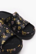 ⁦كو Bimba Y Lola منصة طباعة زهور الأكريليك flip-flop أسود 24BTV4595 القدم⁩ - الصورة ⁦6⁩